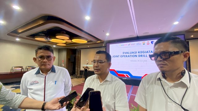 Sesi wawancara dengan Direktur Utama PT Makassar Metro Network, Ismail Malliungan (ujung kiri), HSSE PT Elnusa Petrofin, Zaki Muttaqin (tengah). (Dok. Gita/HN)