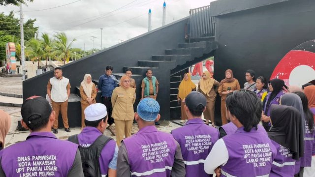 Kegiatan bersih-bersih di pantai Losari. (Dok. Pemkot)