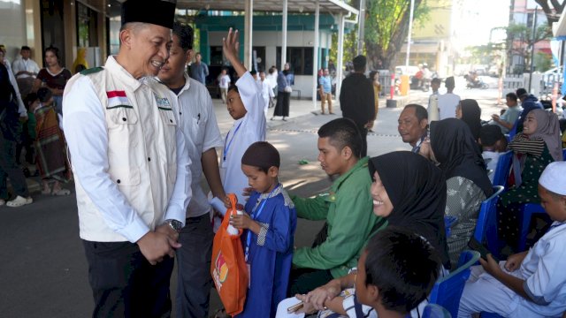 General Manager PLN UID Sulselrabar, Edyansyah, menyempatkan diri menyapa dan memberikan semangat kepada peserta Khitanan Massal beserta keluarga sebelum mengikuti proses khitan. Kehangatan interaksi tersebut menjadi bagian dari rangkaian Semarak Muharram Berkah 1448 H yang diselenggarakan YBM PLN UID Sulselrabar sebagai bentuk kepedulian kepada masyarakat. (Dok. PLN)