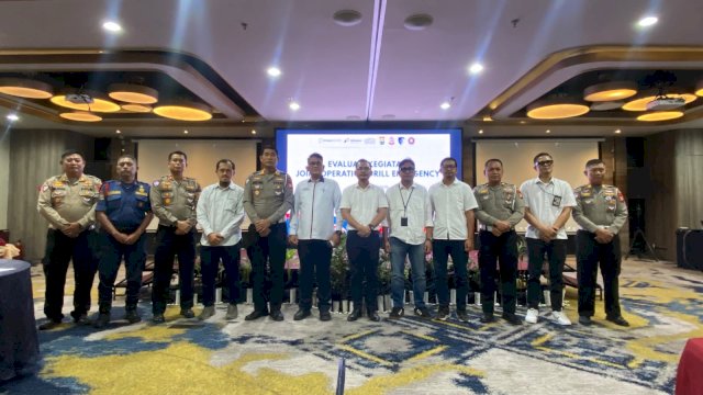 Sesi foto bersama kolaborasi lintas instansi dan MMN dalam membangun keselamatan pengguna jalan di Tol Makassar. (Dok. Gita/HN)