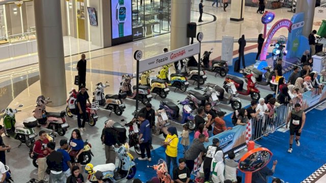 Suasana ramai pengunjung memadati area pameran modifikasi Yamaha CLASSY Modifest 2026 di Atrium Trans Studio Mall Makassar. || (foto_pr-yimm)
