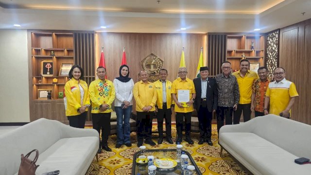 Foto bersama Ketum DPP Golkar, Bahlil usai menyerahkan surat diskresi ke IAS, Rabu (24/6). (Dok. FB/Supriansa)