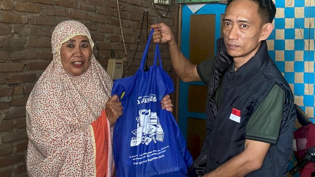 Ketua Umum DPW PGK Sulawesi Selatan, Munawir Mihsan (kanan) menyerahkan bantuan ke warga. (Dok. HSN/HN)
