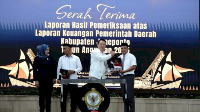 Bupati Jeneponto, Paris Yasir (ujung kanan), menerima langsung Laporan Hasil Pemeriksaan (LHP) dari Kepala BPK Perwakilan Sulsel, Franky Halomoan Manalu (kanan), di Kantor BPK Perwakilan Sulsel, Makassar, Selasa (2/6/2026 (Foto:HO_diskominfojeneponto/aswin_harian.news)