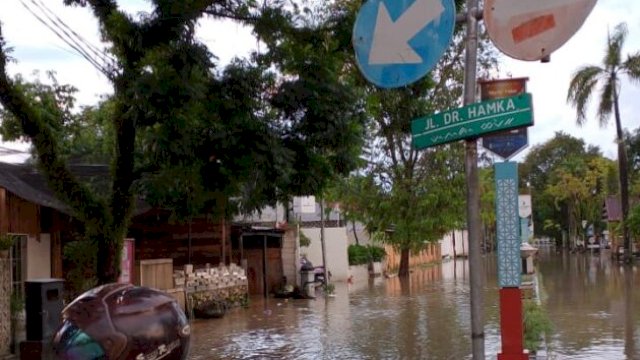 Kondisi jalan DR Hamka di Samping Rumah Jabatan Bupati Sinjai (Foto_IrmanBagoes@harian.news) 