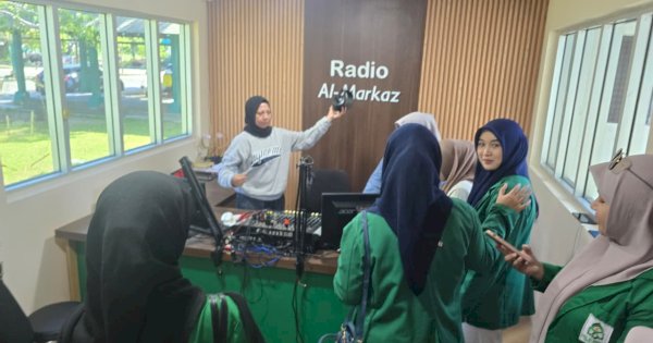 Kunjungi Raz FM Makassar, Mahasiswa Jurnalistik UIN Alauddin Belajar Siaran Radio