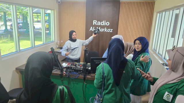 Mahasiswa Jurnalistik UIN Alauddin praktik siaran langsung di Raz FM Makassar. (foto/dok:jurnalistikuinalauddin) 