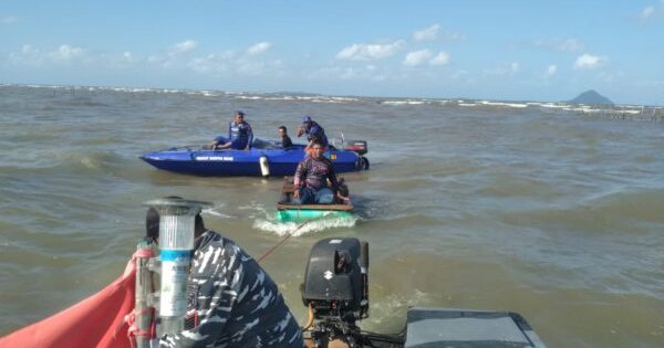 Dua Nelayan Selamat Setelah Perahu Terbalik Dihantam Ombak di Perairan Sinjai