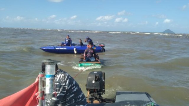 Tim gabungan BPBD, Satpolairud, dan TNI AL mengevakuasi korban ke perahu karet di Perairan Larea-rea, Sinjai, Minggu (7/6/2026). || (doc_bpbdsinjai/IrmanBagoes@harian.news) 
