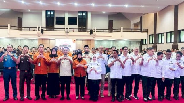 Bupati Sinjai Ratnawati Arif bersama Kepala BPS RI Amalia Adininggar Widyasanti (tengah) dan  Gubernur Sulsel Andi Sudirman Sulaiman (kiri) serta a jajaran bupati/wali kota se-Sulsel saat pencanangan Sensus Ekonomi 2026 di Makassar, Rabu (10/06/2026). (Dok. HumasPemkabSinjai) 