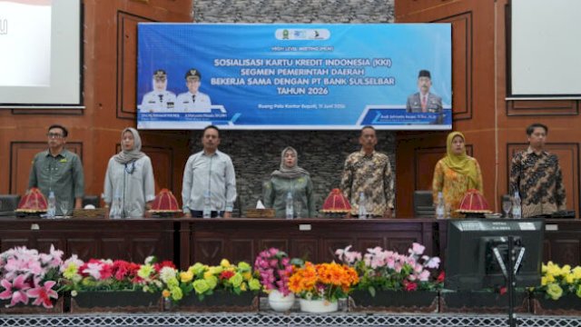 Bupati Sinjai, Hj. Ratnawati Arif, membuka secara resmi sosialisasi KKPD di Ruang Pola Kantor Bupati Sinjai, didampingi jajaran pemda dan perwakilan Bank Sulselbar. (Dok_HumasPemkabSinjai)
