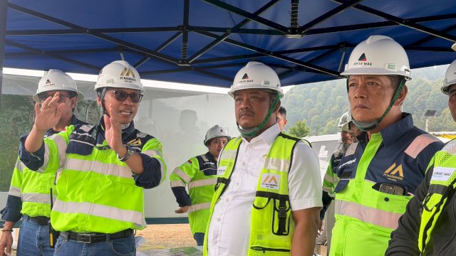 Bupati Luwu H. Patahudding, bersama Wakil Bupati Luwu Muh. Dhevy Bijak Pawindu, Sekretaris Daerah Kabupaten Luwu, dan Pokja Percepatan Investasi Kabupaten Luwu saat peninjauan. Dok Humas