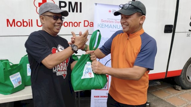 Sekretaris PMI Makassar, Khudri Arsyad (kiri) di Car Free Day Boulevard, Minggu (14/6). (Dok. HSN)