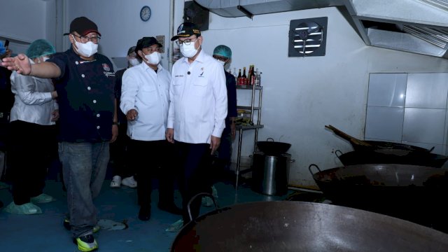 Kepala BPOM RI, Taruna Ikrar mengecek SPPG di Surabaya, Senin (15/6). (Dok. DY)