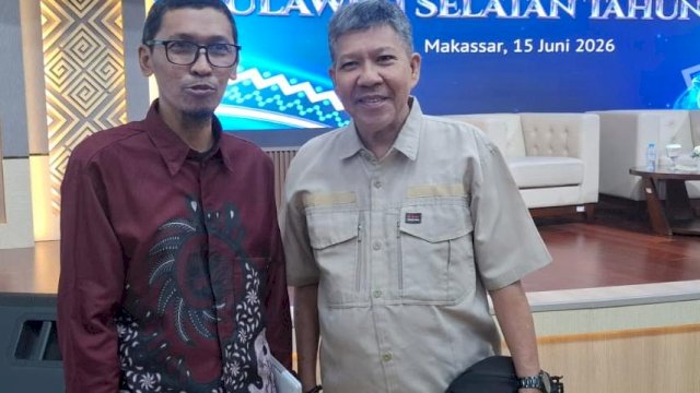 Waka 4 Bidang SDM dan ADM H Jurlan Em Saho'as berpose dengan Bayu Taufiq Possumah usai penutupan event Pekan Ekonomi Syariah yang digelar Bank Indonesia. Dok Harian.News