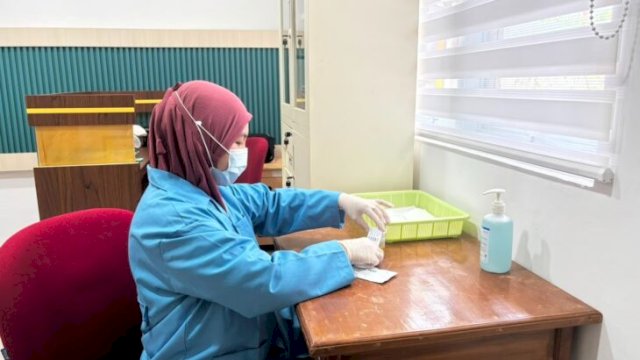 Foto petugas laboratorium sedang melakukan pemeriksaan sampel darah || (foto_balailabkesmasmks)