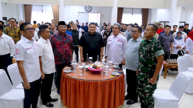 Wali Kota Makassar, Munafri Arifuddin (hitam), dan Ketua PMI Makassar Syamsu Rizal MI (kanan) dan bersama lainnya. (Dok. PMI)