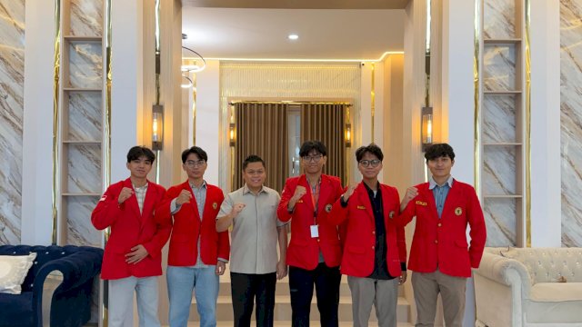 Wakil Ketua DPRD Sulsel menerima perwakilan mahasiswa Unhas. (Dok. HSN)