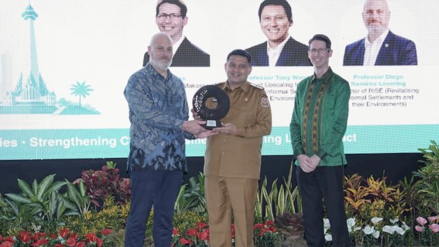 Wali Kota Makassar (tengah) menerima penghargaan. (Dok. Humas)