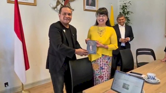 Penulis buku "hitam" dr. Wachyudi Muchsin (kiri) saat di Denmark. (Dok. HN)