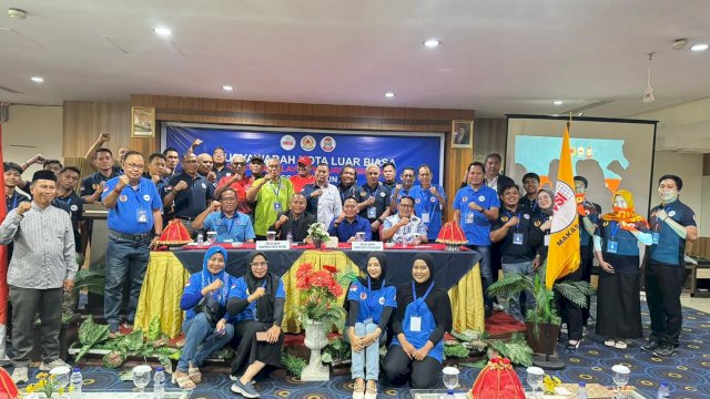 Supratman yang juga Ketua DPRD Makassar foto bersama usai terpilih ketua pengurus voli Makassar, Rabu (24/6). (Dok. HSN/JMSI)