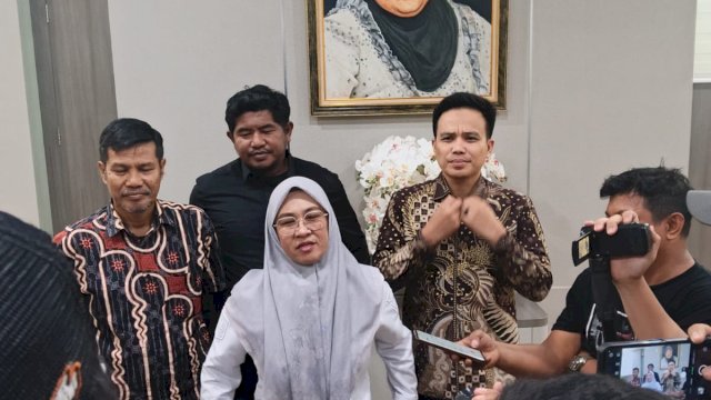 Bupati Gowa Husniah Talenrang didampingi dua pengacara saat konferensi pers di ruang kerjanya, Rabu (22/6/2026), merespons hak angket DPRD Gowa ||(HO_yos_harian.news)