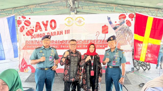 Peringatan HUT Kolinlamil ke-65 berlangsung dengan cara yang unik dan penuh makna melalui donor darah diatas kapal bekerjasama PMI Makassar, Kamis (25/6). (Dok. HSN/HN)