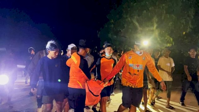Tim SAR gabungan mengevakuasi jenazah Elmi Febrianti (17) dari lokasi penemuan di perairan Pantai Apparalang, Bulukumba, Senin (8/6/2026) dini hari. Korban ditemukan tewas setelah terseret ombak sejak Minggu sore. (HO_doc:bpbdbulukumba)