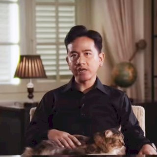 Wapres Gibran Rakabuming Bahas AI Sambil Elus Kucing