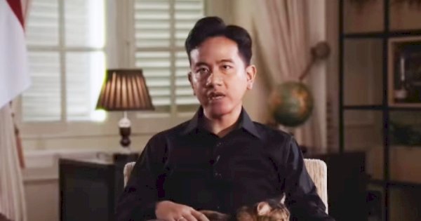 Wapres Gibran Rakabuming Bahas AI Sambil Elus Kucing