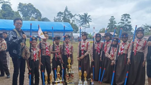 Pramuka SDN 187 Maccini saat meraih Juara Umum 2 di Perkemahan Pramuka Agustus 2025 di Kelurahan Pasir Putih di dampingi Kepala Sekolah, Taufik Akbar || (doc_sdn187maccini)