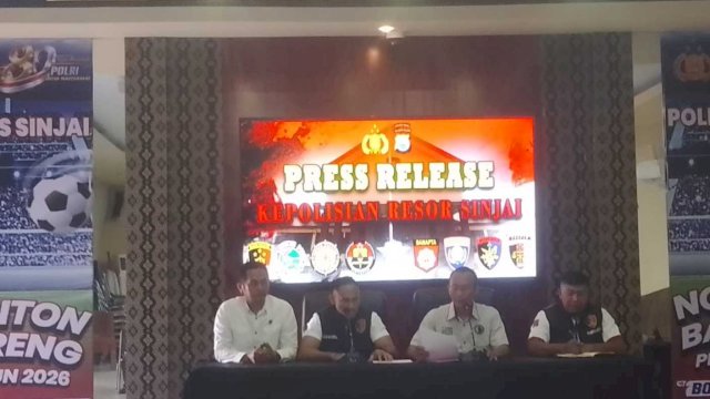 Kasat Reskrim Polres Sinjai IPTU Dr. Adi Asrul, SH., MH didampingi jajaran pejabat kepolisian saat memimpin press release pengungkapan kasus curnak dan curanmor di Aula Parama Satwika Mapolres Sinjai, Rabu (24/6/2026). ||(irman_harian.news) 