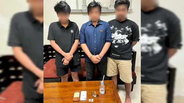 Polisi gerebek rumah di Jeneponto, 3 pemuda diamankan saat nyabu. Barang bukti 0,47 gram sabu dan bong disita || (dok_humaspolres/aswin@harian.news) 