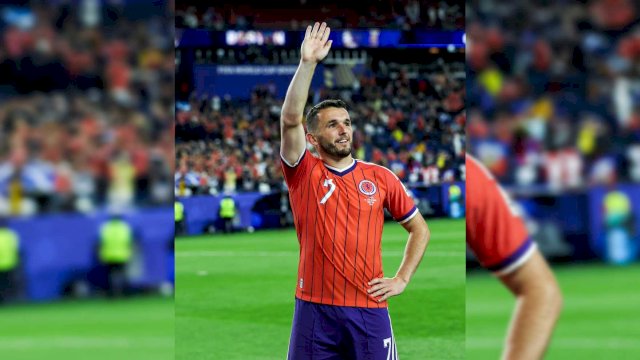 Foto John McGinn merayakan gol dengan melambaikan tangan ke arah tribune || (tangkaplayar-X@ScotlandNT)
