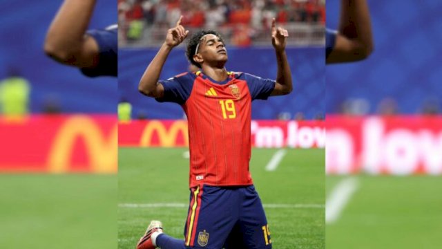 Lamine Yamal merayakan gol sambil mengacungkan tangan ke udara, dalam laga Grup H, Spanyol tumbangkan Arab Saudi 4-0 || (X@FcBarcelona)