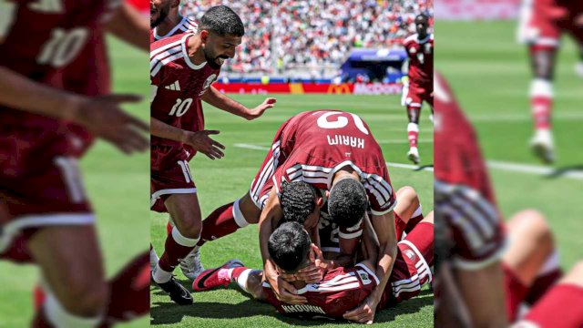 Boualem Khoukhi menjadi pahlawan Qatar di Piala Dunia 2026. Gol sundulan injury time-nya menahan imbang Swiss 1-1 dan menjaga asa tim asal Timur Tengah tersebut || (tangkaplayar_X@OneFootball)