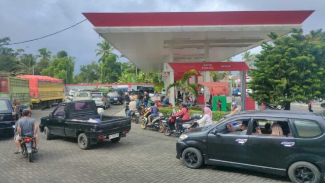 Antrian pengendara mengisi BBM di SPBU Pertamina Tanete Bulukumba, Rabu (10/6/2026). Kenaikan Pertamax menjadi Rp16.650 per liter dipastikan tidak mempengaruhi harga Pertalite dan Biosolar. (Dok. AndiAwalTjoheng@harian.news)