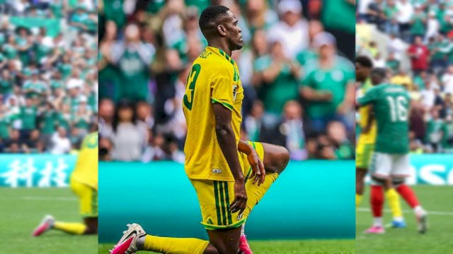 Sphephelo Sithole menjadi pemain pertama yang mendapat kartu merah langsung di Piala Dunia 2026 usai tekel terhadap Brian Gutierrez. || (tangkaplayar_X@eurofootcom)
