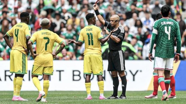 Wasit asal Brasil, Wilton Sampaio, menunjukkan kartu merah kepada pemain Afrika Selatan,Themba Zwane di laga pembuka Piala Dunia 2026  ||(tangkaplayar_X@EdemafredOtto)