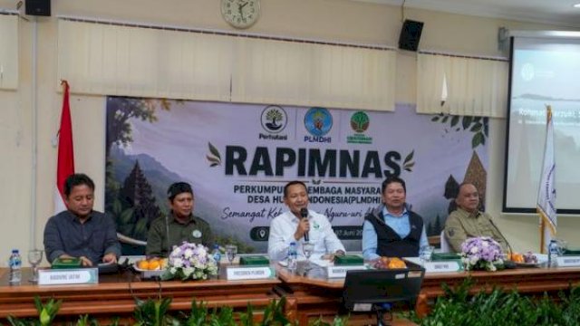 Wamenhut Rohmat Marzuki saat menghadiri Rapat Pimpinan Nasional Perhimpunan Lembaga Masyarakat Desa Hutan Indonesia (PLMDHI) Jawa Madura Banten Tahun 2026 di Madiun, Jawa Timur || (Foto: Kemenhut)