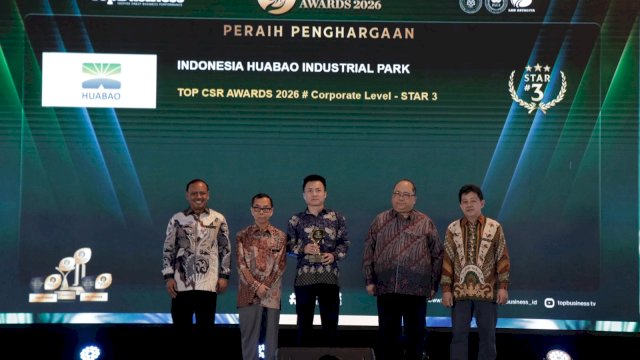Penerimaan penghargaan Huabao Raih Top CSR Awards 2026 Bintang Tiga di Jakarta. (Dok. Huabao)