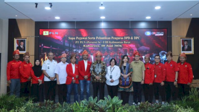 Foto bersama Wamenaker Afriansyah Noor dengan seluruh pengurus Serikat Pekerja PLN yang baru dilantik || {dok_birohumaskemnaker) 