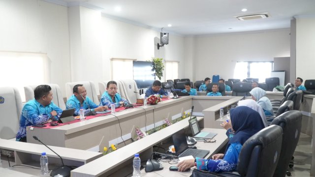Pimpinan Unismuh Makassar dalam suasana rapat. (Dok. Unismuh)