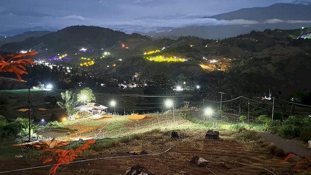 Tampak pemandangan lampu malam hari di kawasan pegununan Kabupaten Enrekang. Penggunaan lampu dimanfaatkan untuk menangkal hama dan meningkatkan produksi bawang. (Dok. PLN)