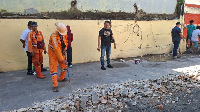 Pemkot Makassar melakukan penertiban di jalan Serigala. (Dok. Gita/HN)