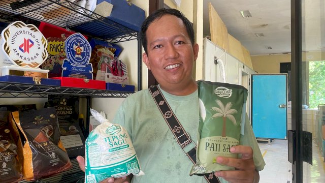 Rully Iswanto memperlihatkan tepung sagu olahan Sago One versi sedang (kiri) dan premium (kanan). (Dok. Gita/HN)