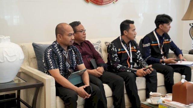 Kadis Kominfo Makassar, Muhammad Roem (kiri) turut hadir di Rujab Wali Kota Makassar mendampingi Wali Kota menerima BPS, Selasa (16/6). (Dok. HSN-TB)