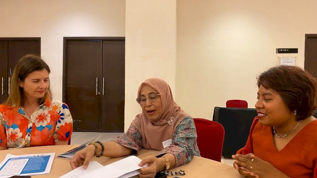 Direktur LBH APIK Sulsel Rosmiati (tengah) saat menjelaskan hasil penelitiannya tentang krisis iklim yang menimpa perempuan di Makassar. (Dok. Gita/HN)