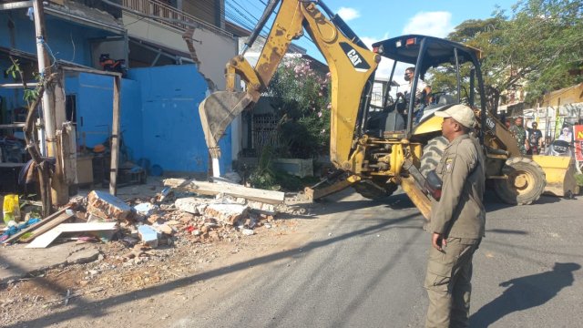 Proses penertiban lapak di kecamatan Mariso. (Dok. Gita/HN)