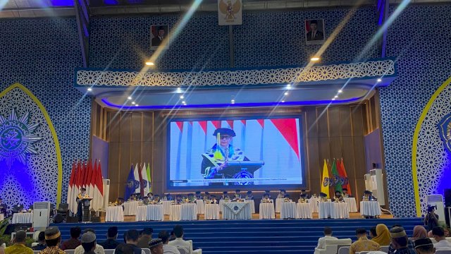 Rektor Unismuh Makassar Dr. Ir. H. Abd. Rakhim Nanda saat menyampaikan sambutan diacara puncak Milad ke-63 Unismuh Makassar. (Dok. Gita/HN)